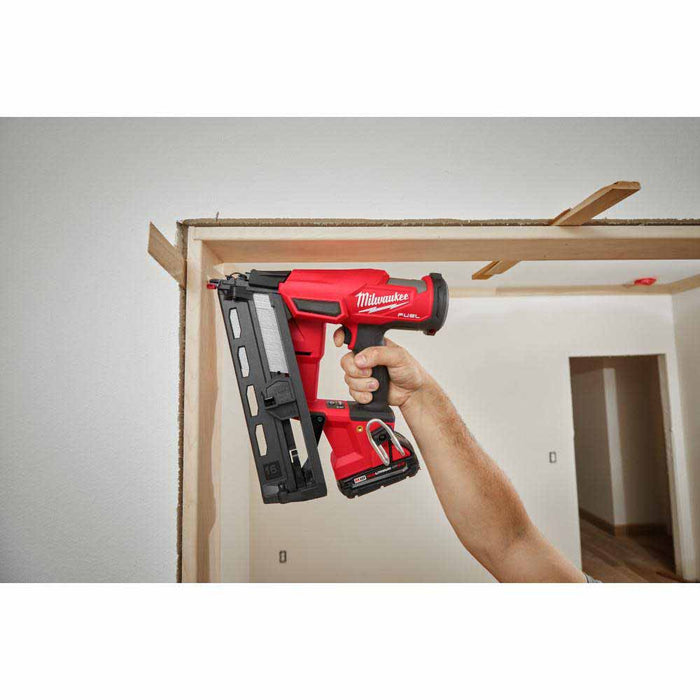 Milwaukee 2841-21CT M18 FUEL™ 16 Gauge Angled Finish Nailer Kit - 7